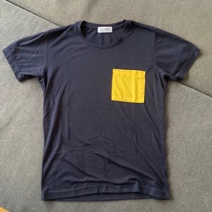 Super lightweight muscle tank - dark blue with a yellow pocket.